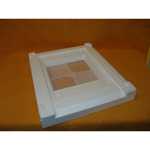Combi hive bottom with plastic grid plate, one hive for all frame sizes